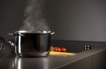 Как столешницы из искусственного камня реагируют на горячее?